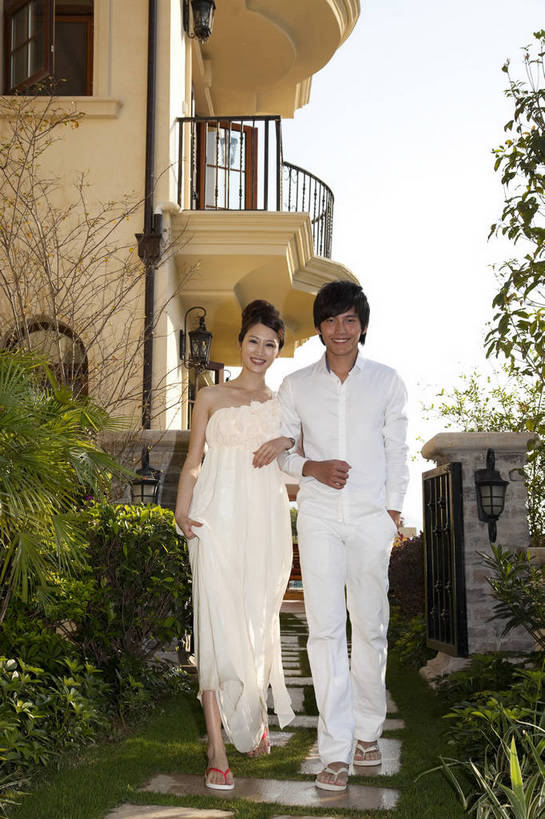 东方人,两个人,家庭,夫妻,花园,走,微笑,竖图,彩色,室外,白天,正面,婚纱,裙子,度假,时尚,别墅,建筑,酒店,广州,中国,漫步,图片,美丽,现代建筑,手挽手,休闲,活力,可爱,亲密,自信,摄影,生活方式,青春,优雅,亲近,亲情,纱裙,男人,男性,年轻男性,年轻女性,女人,女性,中国人,年轻人,全身,礼服,爱,愉快,bj174