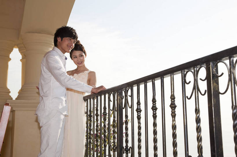 东方人,两个人,家庭,夫妻,花园,站,微笑,横图,彩色,室外,白天,侧面,婚纱,裙子,度假,时尚,别墅,建筑,酒店,广州,中国,图片,美丽,依偎,现代建筑,休闲,活力,可爱,亲密,自信,摄影,生活方式,青春,优雅,海滨,亲近,亲情,纱裙,男人,男性,年轻男性,年轻女性,女人,女性,中国人,年轻人,海,半身,礼服,爱,愉快,bj174