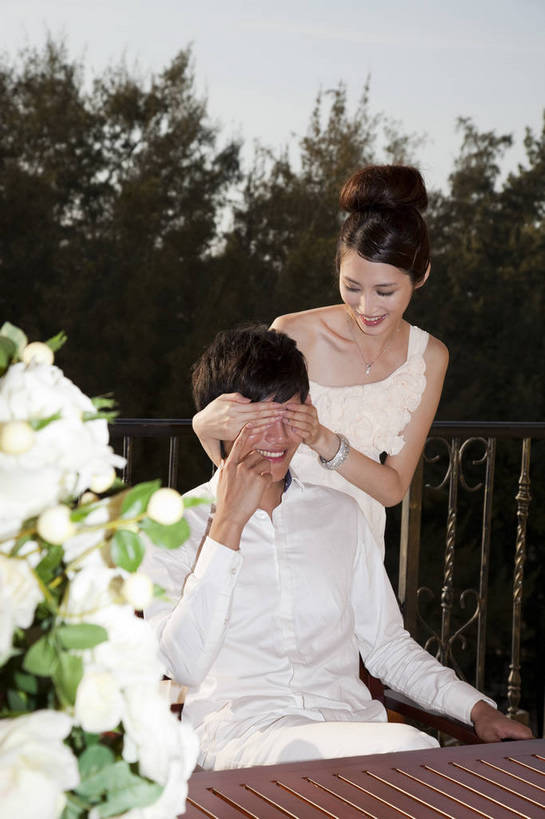 东方人,两个人,家庭,夫妻,花园,站,坐,微笑,竖图,彩色,室外,白天,正面,侧面,婚纱,裙子,度假,时尚,建筑,酒店,广州,中国,图片,美丽,现代建筑,休闲,活力,可爱,亲密,自信,遮,遮掩,摄影,生活方式,青春,优雅,掩盖,遮挡,亲近,亲情,遮盖,纱裙,掩饰,男人,男性,年轻男性,年轻女性,女人,女性,中国人,年轻人,半身,礼服,爱,愉快,bj174