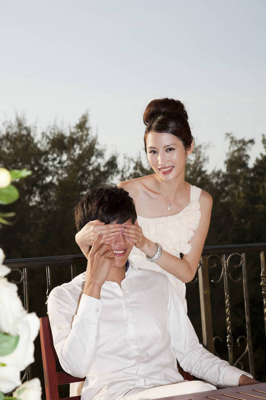 东方人,两个人,家庭,夫妻,花园,站,坐,微笑,竖图,彩色,室外,白天,正面,侧面,婚纱,裙子,度假,时尚,建筑,酒店,广州,中国,图片,美丽,现代建筑,休闲,活力,可爱,亲密,自信,遮,遮掩,摄影,生活方式,青春,优雅,掩盖,遮挡,亲近,亲情,遮盖,纱裙,掩饰,男人,男性,年轻男性,年轻女性,女人,女性,中国人,年轻人,半身,礼服,爱,愉快,bj174