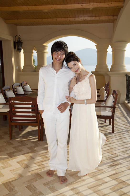 东方人,两个人,家庭,夫妻,餐厅,花园,站,微笑,竖图,彩色,室内,白天,正面,婚纱,裙子,度假,时尚,建筑,酒店,广州,中国,图片,美丽,依偎,现代建筑,手挽手,休闲,活力,可爱,亲密,自信,摄影,生活方式,青春,优雅,亲近,亲情,纱裙,男人,男性,年轻男性,年轻女性,女人,女性,中国人,年轻人,全身,礼服,爱,愉快,bj174