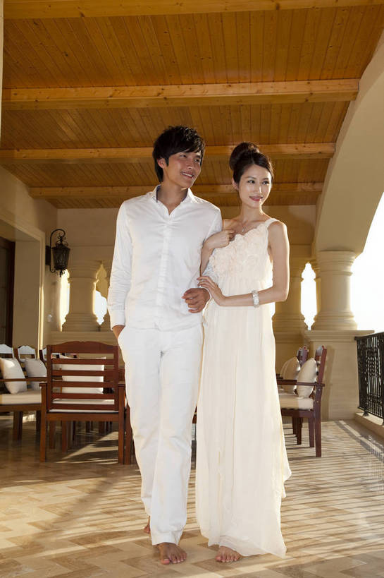 东方人,两个人,家庭,夫妻,餐厅,花园,站,微笑,竖图,彩色,室内,白天,正面,婚纱,裙子,度假,时尚,建筑,酒店,广州,中国,图片,美丽,依偎,现代建筑,手挽手,休闲,活力,可爱,亲密,自信,摄影,生活方式,青春,优雅,亲近,亲情,纱裙,男人,男性,年轻男性,年轻女性,女人,女性,中国人,年轻人,全身,礼服,爱,愉快,bj174