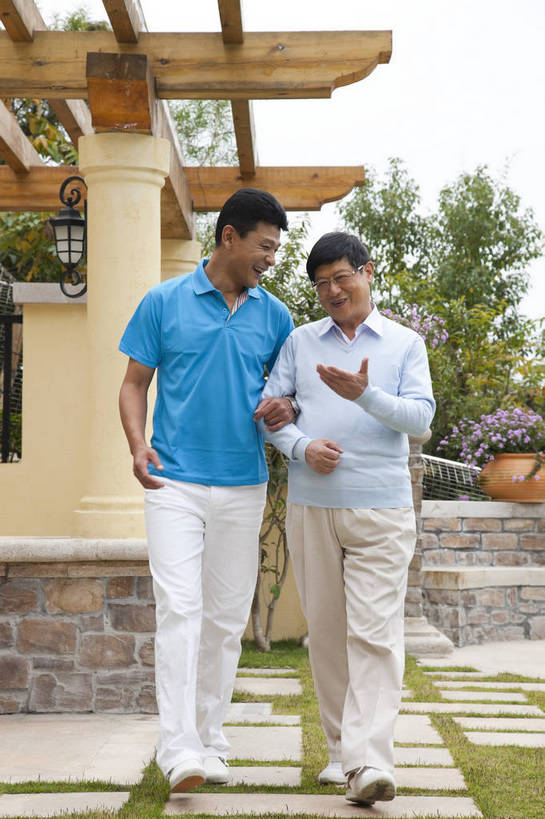 东方人,中年人,老年人,两个人,父亲,儿子,花园,坐,微笑,竖图,彩色,室外,白天,正面,度假,时尚,幸福,成功,别墅,建筑,酒店,广州,中国,图片,现代建筑,老人,休闲,健康,温馨,父子,休闲服,成熟,活力,自信,摄影,生活方式,掰手腕,亲情,精明,较量,老年男性,男人,男性,中年男性,亚洲人,中国人,全身,爱,愉快,奢华,bj174