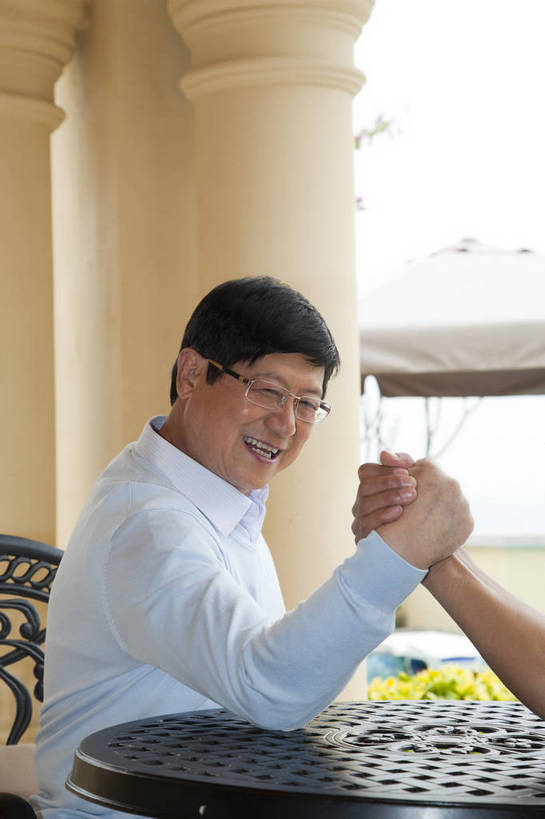 东方人,中年人,老年人,两个人,父亲,儿子,花园,坐,微笑,竖图,彩色,室内,白天,侧面,度假,时尚,幸福,成功,别墅,建筑,酒店,广州,中国,图片,现代建筑,老人,休闲,健康,温馨,父子,休闲服,成熟,活力,自信,摄影,生活方式,掰手腕,亲情,精明,较量,老年男性,男人,男性,中年男性,亚洲人,中国人,半身,爱,愉快,奢华,bj174