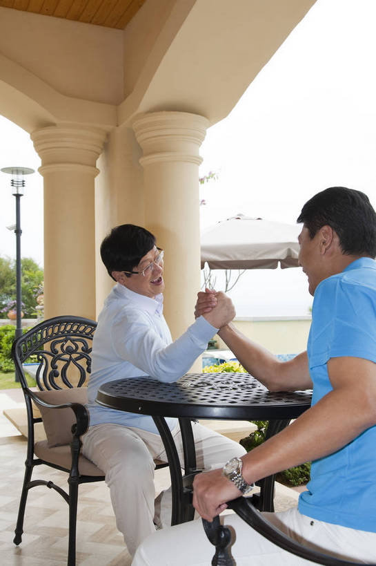 东方人,中年人,老年人,两个人,父亲,儿子,花园,坐,微笑,竖图,彩色,室内,白天,侧面,度假,时尚,幸福,成功,别墅,建筑,酒店,广州,中国,图片,现代建筑,老人,背面,休闲,健康,温馨,父子,休闲服,成熟,活力,自信,摄影,生活方式,掰手腕,亲情,精明,较量,老年男性,男人,男性,中年男性,亚洲人,中国人,半身,爱,愉快,奢华,bj174