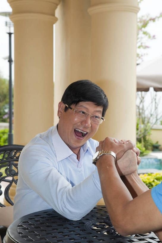 东方人,中年人,老年人,两个人,父亲,儿子,花园,坐,微笑,竖图,彩色,室内,白天,侧面,度假,时尚,幸福,成功,别墅,建筑,酒店,广州,中国,图片,现代建筑,老人,休闲,健康,温馨,父子,休闲服,成熟,活力,自信,摄影,生活方式,掰手腕,亲情,精明,较量,老年男性,男人,男性,中年男性,亚洲人,中国人,半身,爱,愉快,奢华,bj174