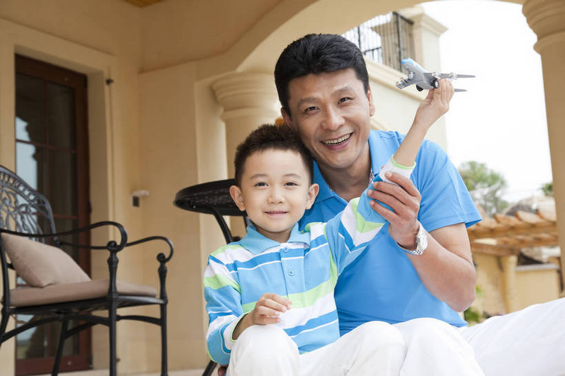 东方人,婴儿,儿童,中年人,两个人,父亲,儿子,客厅,坐,微笑,横图,彩色,室外,白天,正面,度假,时尚,幸福,纯洁,别墅,建筑,酒店,玩具,广州,中国,图片,走廊,飞机模型,玩,现代建筑,台阶,小孩,休闲,健康,温馨,父子,休闲服,活力,可爱,童趣,摄影,活泼,生活方式,亲近,亲情,宝宝,纯真,烂漫,无邪,乐观,伶俐,天真,男孩,男人,男性,中年男性,亚洲人,中国人,孩子,半身,爱,高兴,愉快,男生,奢华,bj174