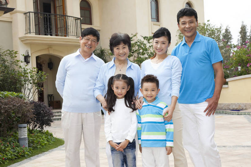 东方人,婴儿,儿童,中年人,老年人,家庭,夫妻,祖母,祖父,花园,站,微笑,横图,彩色,室外,白天,正面,度假,时尚,幸福,纯洁,别墅,建筑,酒店,广州,中国,图片,许多人,现代建筑,老人,小孩,小女孩,站着,一群人,休闲,健康,温馨,父女,父子,母女,母子,一家人,休闲服,活力,可爱,童趣,摄影,活泼,生活方式,祖孙,亲情,宝宝,纯真,烂漫,无邪,团聚,团圆,乐观,伶俐,天真,老年男性,老年女性,男孩,男人,男性,年轻女性,女孩,女人,女性,中年男性,中年女性,亚洲人,中国人,孩子,孙女,孙子,站立,半身,爱,高兴,愉快,男生,奢华,bj174