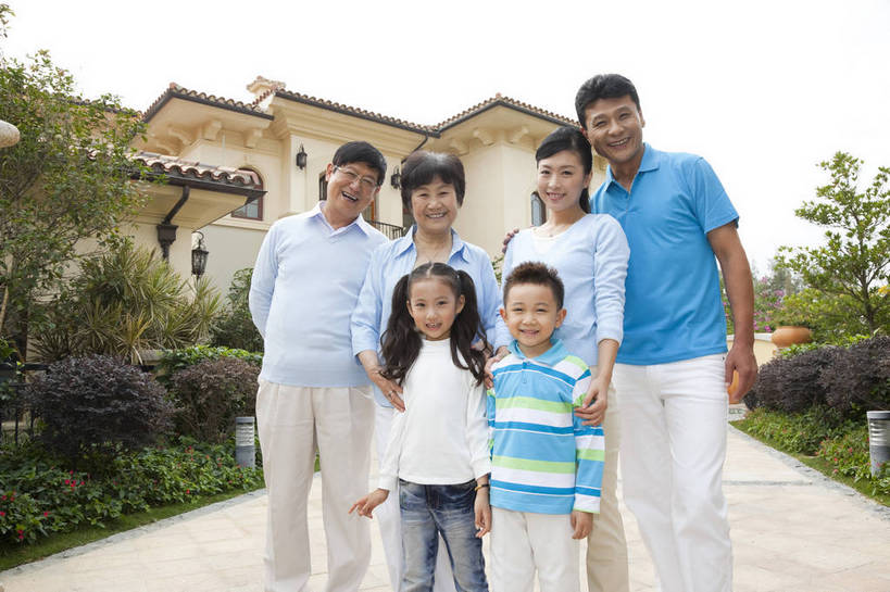 东方人,婴儿,儿童,中年人,老年人,家庭,夫妻,祖母,祖父,花园,站,微笑,横图,彩色,室外,白天,正面,度假,时尚,幸福,纯洁,别墅,建筑,酒店,广州,中国,图片,许多人,现代建筑,老人,小孩,小女孩,站着,一群人,休闲,健康,温馨,父女,父子,母女,母子,一家人,休闲服,活力,可爱,童趣,摄影,活泼,生活方式,祖孙,亲情,宝宝,纯真,烂漫,无邪,团聚,团圆,乐观,伶俐,天真,老年男性,老年女性,男孩,男人,男性,年轻女性,女孩,女人,女性,中年男性,中年女性,亚洲人,中国人,孩子,孙女,孙子,站立,半身,爱,高兴,愉快,男生,奢华,bj174