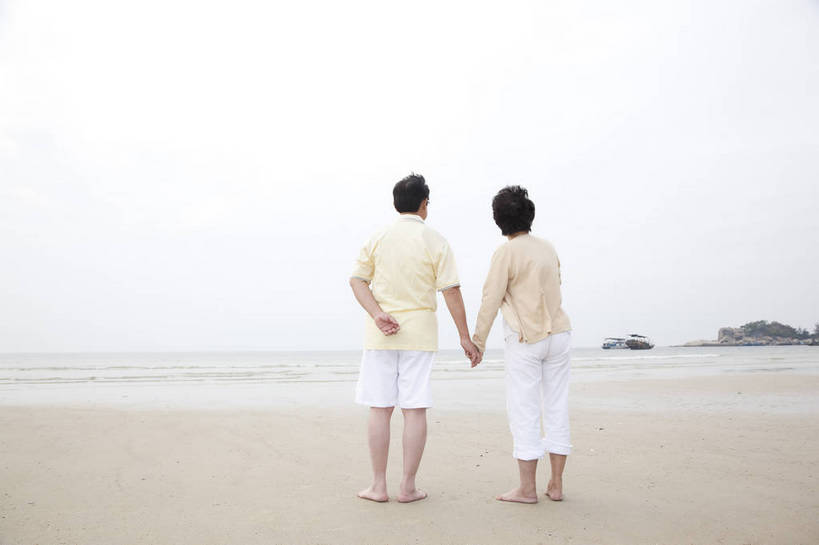 东方人,老年人,两个人,家庭,夫妻,走,横图,彩色,室外,白天,爱情,度假,时尚,幸福,成功,沙滩,酒店,广州,中国,漫步,图片,浪漫,老人,背面,自然,休闲,健康,温馨,背影,休闲服,成熟,恩爱,活力,自信,恋人,摄影,生活方式,海滨,亲近,亲情,老年男性,老年女性,男人,男性,女人,女性,亚洲人,中国人,夫妇,情侣,海滩,拉手,全身,爱,愉快,伴侣,bj174