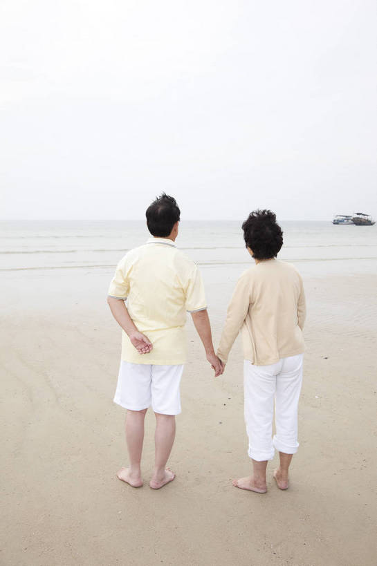 东方人,老年人,两个人,家庭,夫妻,走,竖图,彩色,室外,白天,爱情,度假,时尚,幸福,成功,沙滩,酒店,广州,中国,漫步,图片,浪漫,老人,背面,自然,休闲,健康,温馨,背影,休闲服,成熟,恩爱,活力,自信,恋人,摄影,生活方式,海滨,亲近,亲情,老年男性,老年女性,男人,男性,女人,女性,亚洲人,中国人,夫妇,情侣,海滩,拉手,全身,爱,愉快,伴侣,bj174