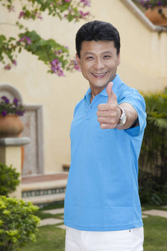 东方人,中年人,花园,站,微笑,竖图,彩色,室外,白天,侧面,度假,时尚,智慧,成功,别墅,建筑,酒店,广州,中国,仅一个人,突出,图片,称赞,表扬,现代建筑,手势,休闲,健康,休闲服,成熟,活力,竖,自信,摄影,生活方式,翘,高,夸奖,优秀,好,妙,顺利,出色,超群,杰出,卓越,奇妙,精明,聪明,男人,男性,中年男性,亚洲人,中国人,大拇指,半身,愉快,打手势,奢华,bj174