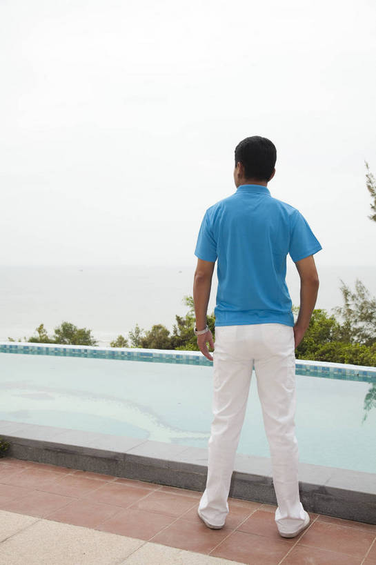 东方人,中年人,游泳池,花园,站,竖图,彩色,室外,白天,度假,时尚,成功,别墅,建筑,酒店,广州,中国,仅一个人,图片,现代建筑,背面,休闲,健康,背影,休闲服,成熟,活力,自信,摄影,生活方式,精明,男人,男性,中年男性,亚洲人,中国人,全身,愉快,奢华,bj174