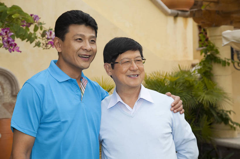 东方人,中年人,老年人,两个人,父亲,儿子,花园,站,微笑,横图,彩色,室外,白天,正面,侧面,度假,时尚,幸福,成功,别墅,建筑,酒店,广州,中国,图片,现代建筑,老人,并肩,休闲,健康,温馨,父子,休闲服,成熟,活力,自信,摄影,生活方式,亲情,精明,老年男性,男人,男性,中年男性,亚洲人,中国人,半身,爱,愉快,奢华,bj174