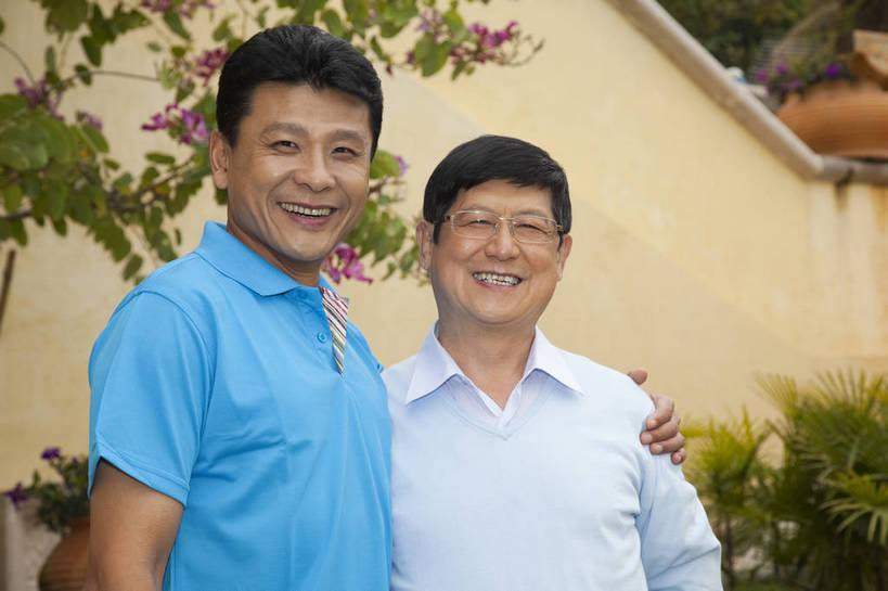 东方人,中年人,老年人,两个人,父亲,儿子,花园,站,微笑,横图,彩色,室外,白天,正面,侧面,度假,时尚,幸福,成功,别墅,建筑,酒店,广州,中国,图片,现代建筑,老人,并肩,休闲,健康,温馨,父子,休闲服,成熟,活力,自信,摄影,生活方式,亲情,精明,老年男性,男人,男性,中年男性,亚洲人,中国人,半身,爱,愉快,奢华,bj174