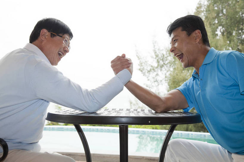 东方人,中年人,老年人,两个人,父亲,儿子,花园,坐,微笑,横图,彩色,室外,白天,侧面,度假,时尚,幸福,成功,别墅,建筑,酒店,广州,中国,图片,现代建筑,老人,休闲,健康,温馨,父子,休闲服,成熟,活力,自信,摄影,生活方式,掰手腕,亲情,精明,较量,老年男性,男人,男性,中年男性,亚洲人,中国人,半身,爱,愉快,奢华,bj174