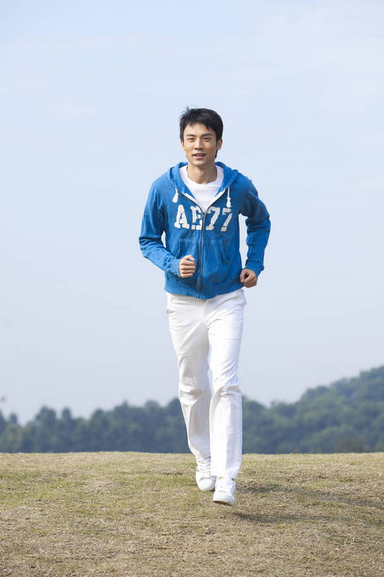 东方人,公园,跑,笑,竖图,彩色,室外,白天,正面,时尚,兴奋,成功,草地,广州,中国,仅一个人,图片,郊外,自然,休闲,健康,休闲服,活力,自信,摄影,生活方式,青春,男人,男性,年轻男性,亚洲人,中国人,年轻人,全身,愉快,bj174