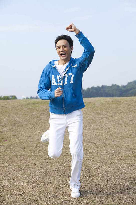 东方人,公园,跑,笑,竖图,彩色,室外,白天,正面,时尚,兴奋,成功,草地,广州,中国,仅一个人,图片,郊外,自然,休闲,健康,休闲服,活力,自信,摄影,生活方式,青春,男人,男性,年轻男性,亚洲人,中国人,年轻人,全身,愉快,bj174