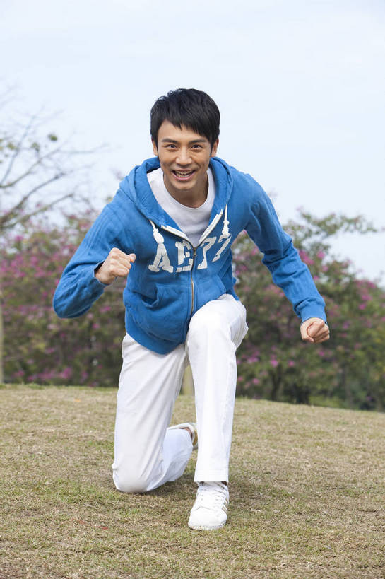 东方人,公园,跑,笑,竖图,彩色,室外,白天,正面,时尚,兴奋,成功,草地,广州,中国,仅一个人,图片,郊外,自然,休闲,健康,休闲服,活力,自信,摄影,生活方式,青春,男人,男性,年轻男性,亚洲人,中国人,年轻人,全身,愉快,bj174