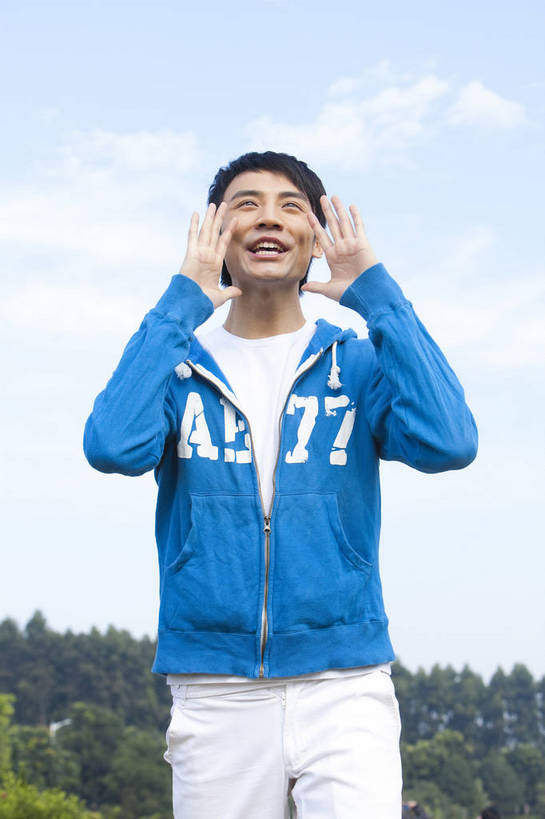 东方人,公园,站,笑,竖图,彩色,室外,白天,正面,时尚,兴奋,成功,树林,广州,中国,仅一个人,图片,郊外,自然,休闲,健康,休闲服,活力,自信,喊,摄影,生活方式,青春,男人,男性,年轻男性,亚洲人,中国人,年轻人,半身,愉快,bj174