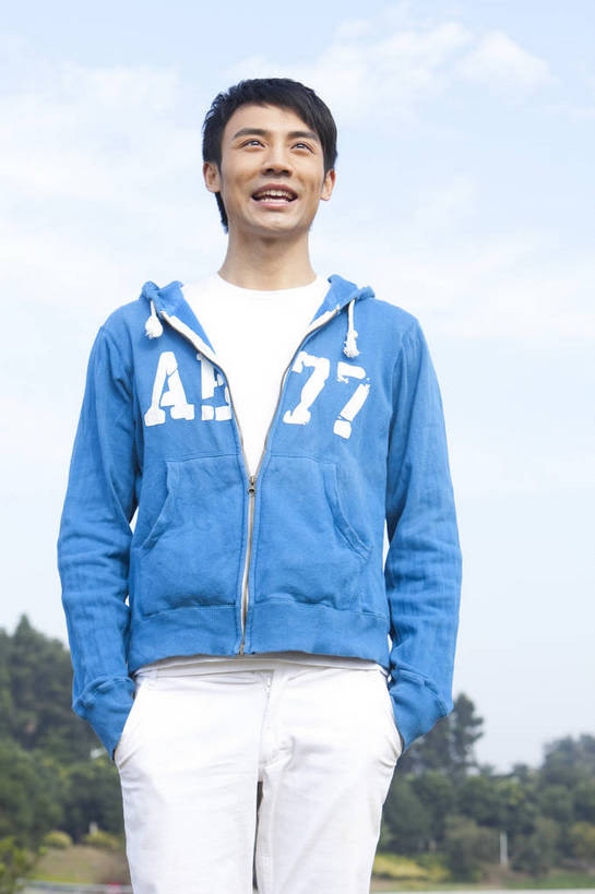 东方人,公园,站,微笑,竖图,彩色,室外,白天,正面,时尚,成功,树林,广州,中国,仅一个人,图片,郊外,自然,休闲,健康,休闲服,活力,自信,摄影,生活方式,青春,男人,男性,年轻男性,亚洲人,中国人,年轻人,半身,愉快,bj174