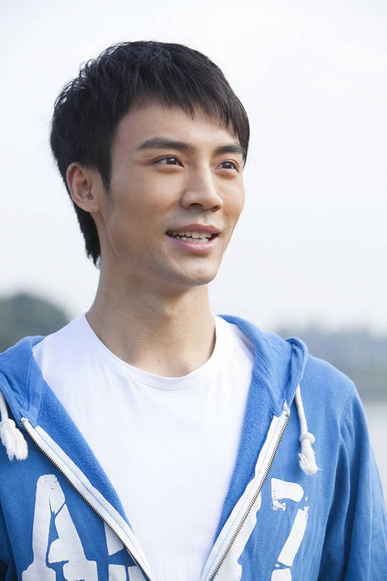 东方人,公园,站,微笑,竖图,彩色,室外,白天,侧面,时尚,成功,树林,广州,中国,仅一个人,图片,郊外,自然,休闲,健康,休闲服,活力,自信,摄影,生活方式,青春,男人,男性,年轻男性,亚洲人,中国人,年轻人,半身,愉快,bj174