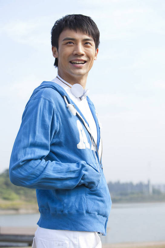 东方人,公园,站,微笑,竖图,彩色,室外,白天,侧面,时尚,成功,湖,广州,中国,仅一个人,图片,郊外,娱乐,自然,耳麦,休闲,健康,休闲服,活力,自信,摄影,生活方式,青春,男人,男性,年轻男性,亚洲人,中国人,年轻人,半身,愉快,bj174