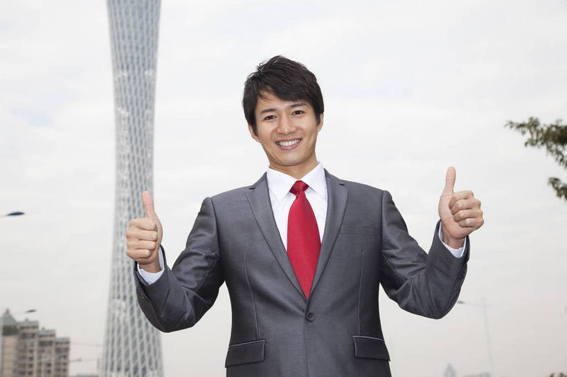 东方人,商务人士,商务男性,广场,站,微笑,横图,彩色,室外,白天,正面,衬衫,西装,商务,时尚,智慧,成功,办公楼,建筑,广州,中国,仅一个人,突出,套装,正装,图片,称赞,表扬,现代,现代建筑,手势,职业,健康,摩天大厦,活力,竖,自信,金融,摄影,经济,青春,翘,高,夸奖,优秀,商务装,贸易,工薪阶层,好,妙,顺利,出色,超群,杰出,卓越,奇妙,繁荣,发达,聪明,金融区,男人,男性,年轻男性,亚洲人,中国人,年轻人,大拇指,白领,上班族,半身,衬衣,愉快,商业,打手势,bj174