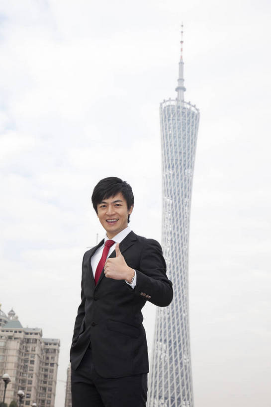 东方人,商务人士,商务男性,站,微笑,竖图,彩色,室外,白天,侧面,衬衫,西装,商务,时尚,智慧,成功,办公楼,建筑,广州,中国,仅一个人,突出,套装,正装,图片,称赞,表扬,现代,现代建筑,手势,职业,健康,摩天大厦,活力,竖,自信,金融,摄影,经济,青春,翘,高,夸奖,优秀,商务装,贸易,工薪阶层,好,妙,顺利,出色,超群,杰出,卓越,奇妙,繁荣,发达,聪明,金融区,男人,男性,年轻男性,亚洲人,中国人,年轻人,大拇指,白领,上班族,半身,衬衣,愉快,商业,打手势,bj174