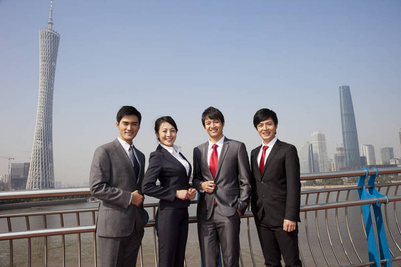 东方人,伙伴,商务人士,商务男性,商务女性,站,微笑,横图,彩色,室外,白天,正面,衬衫,西装,商务,时尚,友谊,办公楼,合作,团队,建筑,广州,中国,套装,正装,图片,桥,许多人,美丽,现代,现代建筑,一群人,职业,健康,摩天大厦,活力,可爱,自信,金融,摄影,经济,青春,优雅,同伴,商务装,贸易,工薪阶层,珠江,繁荣,发达,团结,友情,金融区,男人,男性,年轻男性,年轻女性,女人,女性,亚洲人,中国人,年轻人,白领,上班族,河,江,半身,衬衣,愉快,商业,bj174