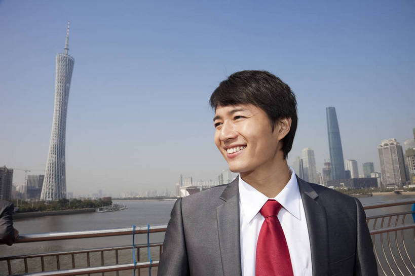 东方人,商务人士,商务男性,站,笑,横图,彩色,室外,白天,正面,衬衫,西装,商务,时尚,兴奋,成功,办公楼,建筑,广州,中国,仅一个人,套装,正装,图片,桥,现代,现代建筑,职业,健康,摩天大厦,活力,自信,金融,摄影,经济,青春,商务装,贸易,工薪阶层,珠江,繁荣,发达,金融区,男人,男性,年轻男性,亚洲人,中国人,年轻人,白领,上班族,河,江,半身,衬衣,愉快,商业,bj174