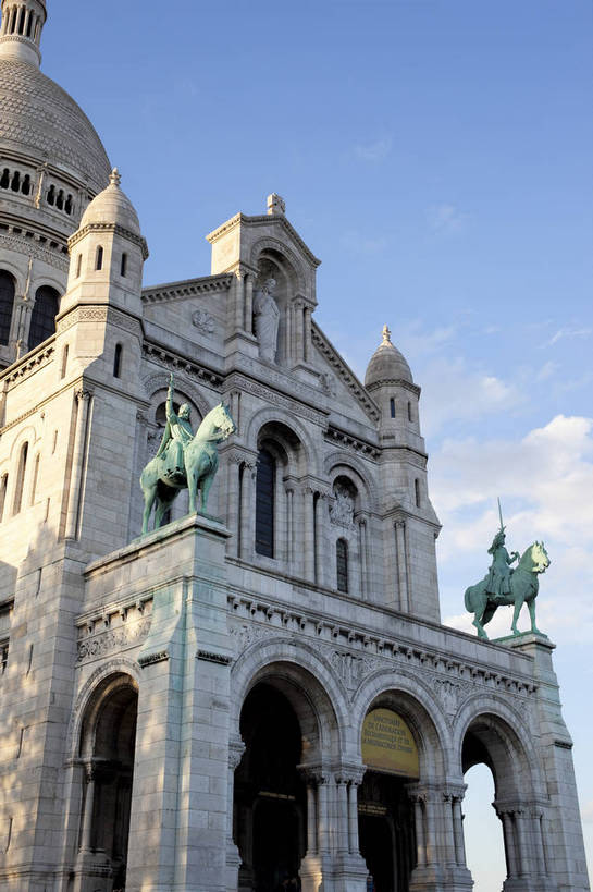 教堂,竖图,彩色,室外,白天,旅游,度假,名胜古迹,标志建筑,城市,地标,建筑,法国,巴黎,遗迹,图片,景观,建筑群,古典,古迹,文物,娱乐,建设,古建筑,圆顶,地标建筑,享受,休闲,旅游胜地,放松,竖,摄影,文明,古文明,哥特式建筑,世界文化遗产,圣心教堂,旅行,蒙马特高地,传统文化,bj174