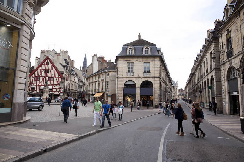 横图,彩色,室外,白天,旅游,度假,美景,名胜古迹,标志建筑,城市,道路,地标,建筑,街道,路,公路,法国,游客,遗迹,图片,景观,城镇,建筑群,交通,古典,古迹,文物,娱乐,建设,古建筑,地标建筑,享受,休闲,旅游胜地,景色,放松,摄影,文明,古文明,世界文化遗产,第戎,马路,旅行,传统文化,bj174