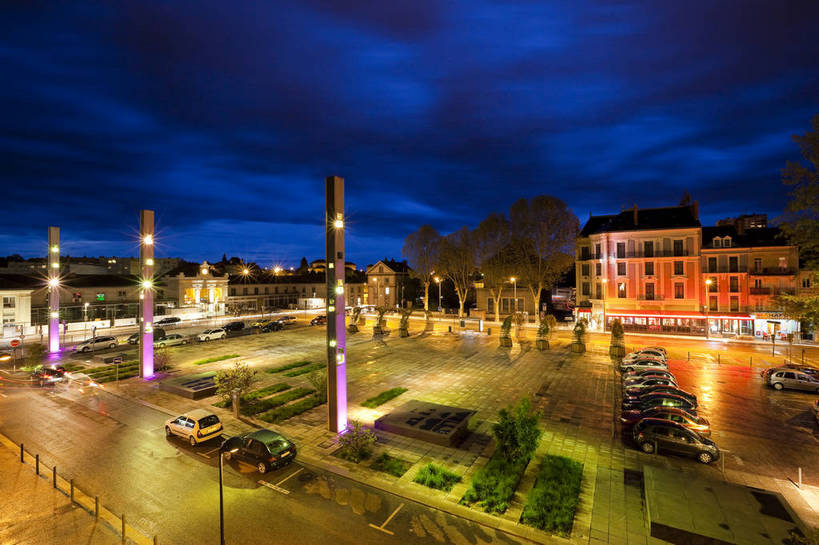 广场,横图,彩色,室外,旅游,度假,美景,名胜古迹,标志建筑,城市,道路,地标,建筑,街道,路,夜景,公路,法国,遗迹,图片,景观,城镇,建筑群,灯光,交通,古典,古迹,文物,娱乐,建设,古建筑,地标建筑,享受,休闲,旅游胜地,景色,放松,摄影,文明,古文明,世界文化遗产,灯火辉煌,第戎,马路,旅行,传统文化,bj174