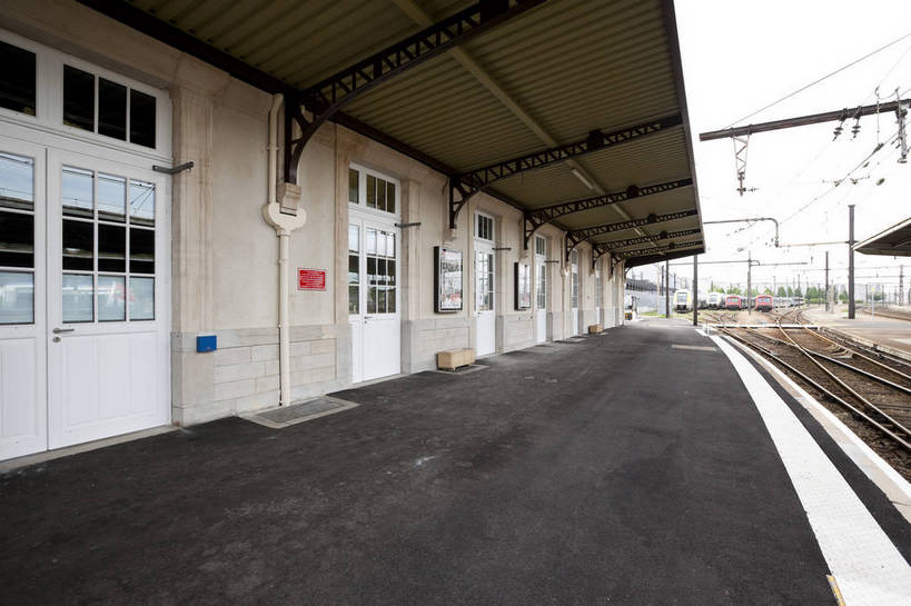 火车站,横图,彩色,室外,白天,旅游,美景,城市,道路,建筑,街道,路,铁路,公路,车站,法国,图片,景观,城镇,轨道交通,交通,铁轨,景色,摄影,公共设施,文明,第戎,马路,旅行,bj174