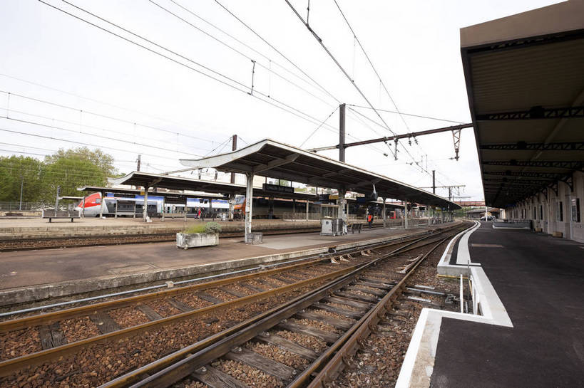 火车站,横图,彩色,室外,白天,旅游,美景,城市,道路,建筑,街道,路,铁路,公路,车站,法国,图片,景观,城镇,轨道交通,交通,铁轨,景色,摄影,公共设施,文明,第戎,马路,旅行,bj174