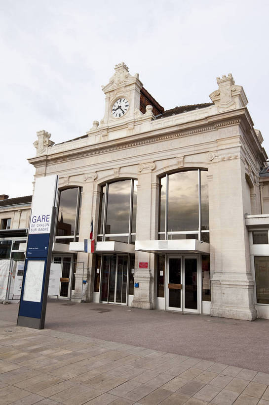 火车站,竖图,彩色,室外,白天,旅游,美景,城市,道路,建筑,街道,路,公路,车站,法国,图片,景观,城镇,交通,景色,竖,摄影,公共设施,文明,第戎,马路,旅行,bj174