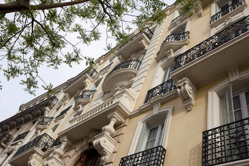 家,横图,彩色,室外,特写,白天,仰视,旅游,阳台,城市,道路,建筑,街道,路,公路,法国,局部,图片,窗,房屋,屋子,景观,城镇,交通,楼房,住宅,摄影,公共设施,文明,第戎,马路,旅行,房子,bj174