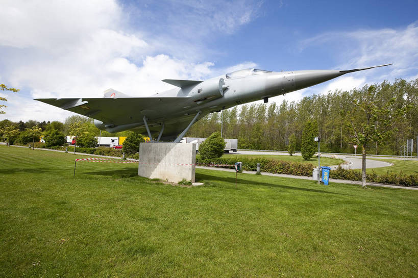 公园,横图,彩色,室外,白天,旅游,草坪,城市,飞机,法国,图片,景观,城镇,航空,模型,石碑,摄影,纪念,战斗机,文明,幻影战斗机,第戎,旅行,bj174