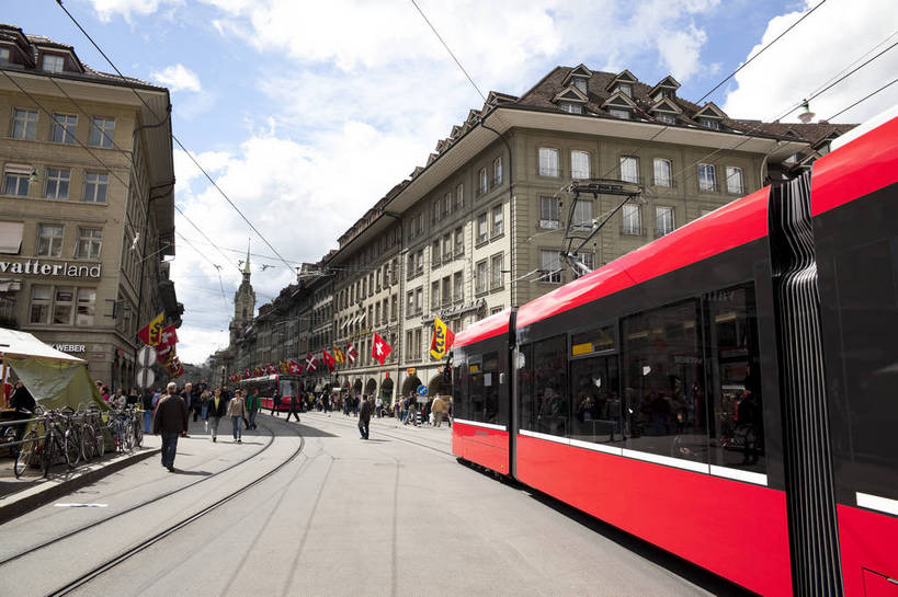 横图,彩色,室外,白天,旅游,度假,美景,名胜古迹,标志建筑,步行街,城市,道路,地标,建筑,街道,路,公路,国旗,瑞士,游客,遗迹,图片,景观,城镇,建筑群,交通,首都,古典,古迹,文物,娱乐,建设,古建筑,伯尔尼,地标建筑,享受,休闲,旅游胜地,景色,放松,摄影,有轨电车,文明,古文明,世界文化遗产,马路,旅行,传统文化,bj174