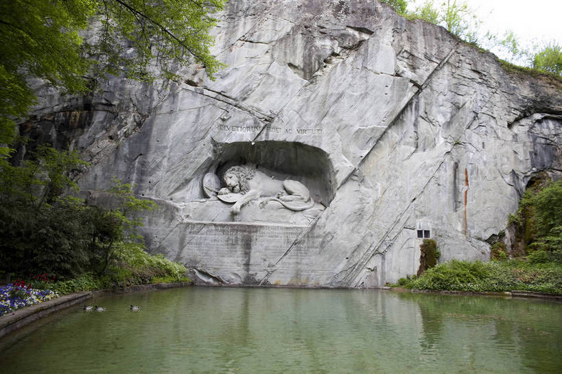 横图,彩色,室外,白天,旅游,度假,名胜古迹,标志建筑,地标,建筑,雕塑,瑞士,欧洲,遗迹,雕刻,图片,建筑群,古典,水潭,古迹,文物,娱乐,建设,古建筑,地标建筑,石狮,享受,休闲,石壁,旅游胜地,放松,摄影,文明,古文明,中欧,世界文化遗产,卢塞恩,瑞士联邦,琉森州,卢塞恩州,琉森,旅行,传统文化,狮子纪念碑,bj174