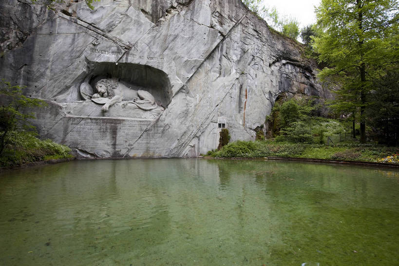 横图,彩色,室外,白天,旅游,度假,名胜古迹,标志建筑,地标,建筑,雕塑,瑞士,欧洲,遗迹,雕刻,图片,建筑群,古典,水潭,古迹,文物,娱乐,建设,古建筑,地标建筑,石狮,享受,休闲,石壁,旅游胜地,放松,摄影,文明,古文明,中欧,世界文化遗产,卢塞恩,瑞士联邦,琉森州,卢塞恩州,琉森,旅行,传统文化,狮子纪念碑,bj174