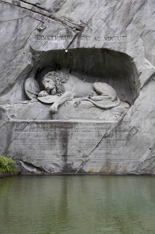 竖图,彩色,室外,白天,旅游,度假,名胜古迹,标志建筑,地标,建筑,雕塑,瑞士,欧洲,遗迹,雕刻,图片,建筑群,古典,水潭,古迹,文物,娱乐,建设,古建筑,地标建筑,石狮,享受,休闲,石壁,旅游胜地,放松,竖,摄影,文明,古文明,中欧,世界文化遗产,卢塞恩,瑞士联邦,琉森州,卢塞恩州,琉森,旅行,传统文化,狮子纪念碑,bj174