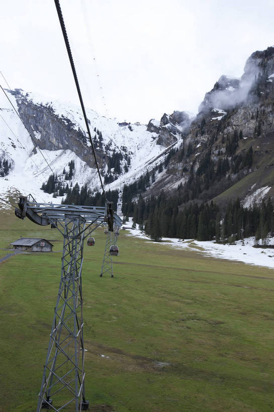 竖图,彩色,室外,白天,旅游,度假,草地,美景,名胜古迹,森林,山,山脉,雪山,标志建筑,地标,建筑,瑞士,欧洲,遗迹,图片,山峰,古迹,文物,娱乐,建设,古建筑,缆车,天空,自然,享受,休闲,滑雪场,旅游胜地,放松,竖,摄影,风光,度假村,古文明,中欧,瑞士联邦,旅行,上瓦尔登州,铁力士峰,铁力士雪山,bj174