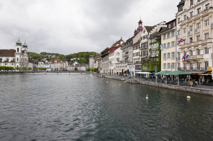 横图,彩色,室外,白天,旅游,度假,湖,名胜古迹,标志建筑,地标,建筑,天鹅,瑞士,欧洲,游客,遗迹,图片,城堡,城镇,建筑群,古典,古迹,文物,娱乐,建设,古建筑,卢塞恩湖,地标建筑,享受,休闲,旅游胜地,放松,摄影,水城,文明,古文明,中欧,廊桥,世界文化遗产,卢塞恩,瑞士联邦,琉森州,卢塞恩州,琉森,蜈蚣桥,教堂桥,卡贝尔桥,卡佩尔桥,虹桥,白天鹅,旅行,传统文化,卡佩尔廊桥,bj174