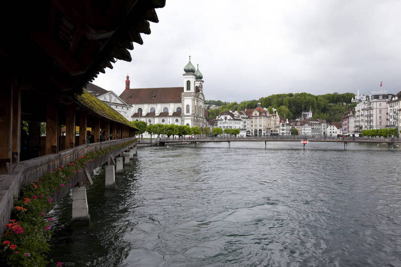 横图,彩色,室外,白天,旅游,度假,湖,名胜古迹,标志建筑,地标,建筑,天鹅,瑞士,欧洲,遗迹,图片,城堡,城镇,建筑群,古典,古迹,文物,娱乐,建设,古建筑,卢塞恩湖,地标建筑,享受,休闲,旅游胜地,放松,摄影,水城,文明,古文明,中欧,廊桥,世界文化遗产,卢塞恩,瑞士联邦,琉森州,卢塞恩州,琉森,蜈蚣桥,教堂桥,卡贝尔桥,卡佩尔桥,虹桥,白天鹅,旅行,传统文化,卡佩尔廊桥,bj174