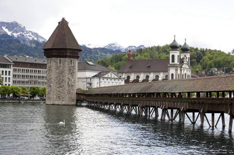 横图,彩色,室外,白天,旅游,度假,湖,名胜古迹,标志建筑,地标,建筑,天鹅,瑞士,欧洲,遗迹,图片,城堡,城镇,建筑群,古典,古迹,文物,娱乐,建设,古建筑,卢塞恩湖,地标建筑,享受,休闲,旅游胜地,放松,摄影,水城,文明,古文明,中欧,廊桥,世界文化遗产,卢塞恩,瑞士联邦,琉森州,卢塞恩州,琉森,蜈蚣桥,教堂桥,卡贝尔桥,卡佩尔桥,虹桥,白天鹅,旅行,传统文化,卡佩尔廊桥,bj174