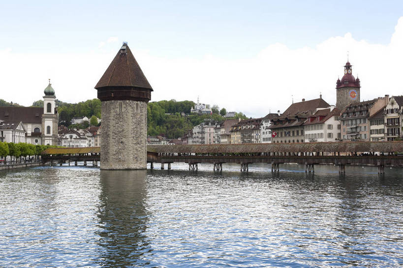 横图,彩色,室外,白天,旅游,度假,湖,名胜古迹,标志建筑,地标,建筑,天鹅,瑞士,欧洲,遗迹,图片,城堡,城镇,建筑群,古典,古迹,文物,娱乐,建设,古建筑,卢塞恩湖,地标建筑,享受,休闲,旅游胜地,放松,摄影,水城,文明,古文明,中欧,廊桥,世界文化遗产,卢塞恩,瑞士联邦,琉森州,卢塞恩州,琉森,蜈蚣桥,教堂桥,卡贝尔桥,卡佩尔桥,虹桥,白天鹅,旅行,传统文化,卡佩尔廊桥,bj174