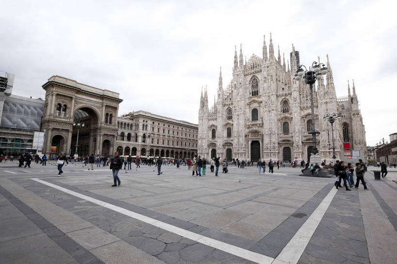 广场,横图,彩色,室外,白天,旅游,度假,名胜古迹,标志建筑,地标,建筑,意大利,德国,欧洲,游客,遗迹,图片,建筑群,古典,古迹,文物,娱乐,建设,古建筑,地标建筑,享受,休闲,旅游胜地,放松,摄影,哥特式,西欧,文明,古文明,多莫大教堂,米兰,世界文化遗产,德意志联邦共和国,首府,科隆,北威州,北莱茵.威斯特法伦州,米兰主教教堂,旅行,大教堂,科隆行政区,传统文化,多姆大教堂,bj174