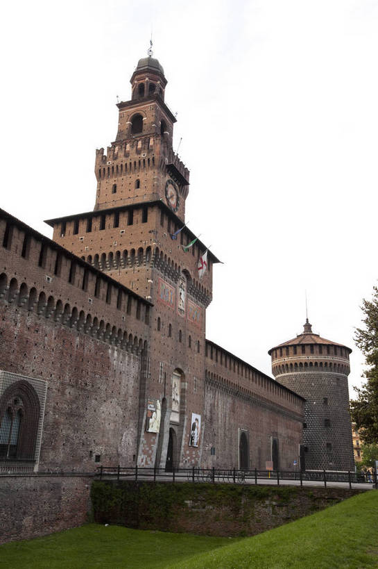 竖图,彩色,室外,白天,旅游,度假,草坪,名胜古迹,树林,标志建筑,地标,建筑,意大利,遗迹,图片,城堡,建筑群,古典,古迹,文物,娱乐,建设,城墙,古建筑,地标建筑,庄园,享受,休闲,旅游胜地,放松,竖,摄影,文明,古堡,古文明,米兰,世界文化遗产,旅行,斯福尔扎城堡,传统文化,bj174